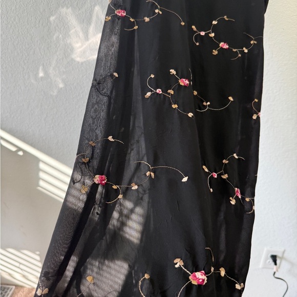 Black and Pink Sleeveless Maxi Dress with Scoop Neck - Picture 3 of 11